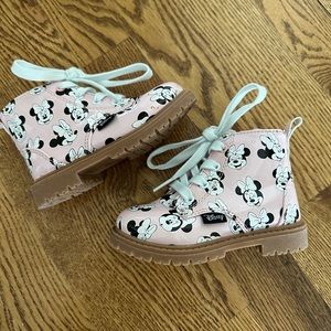 Lightly used toddler Disney Minnie Mouse boots in size 6. Like new.